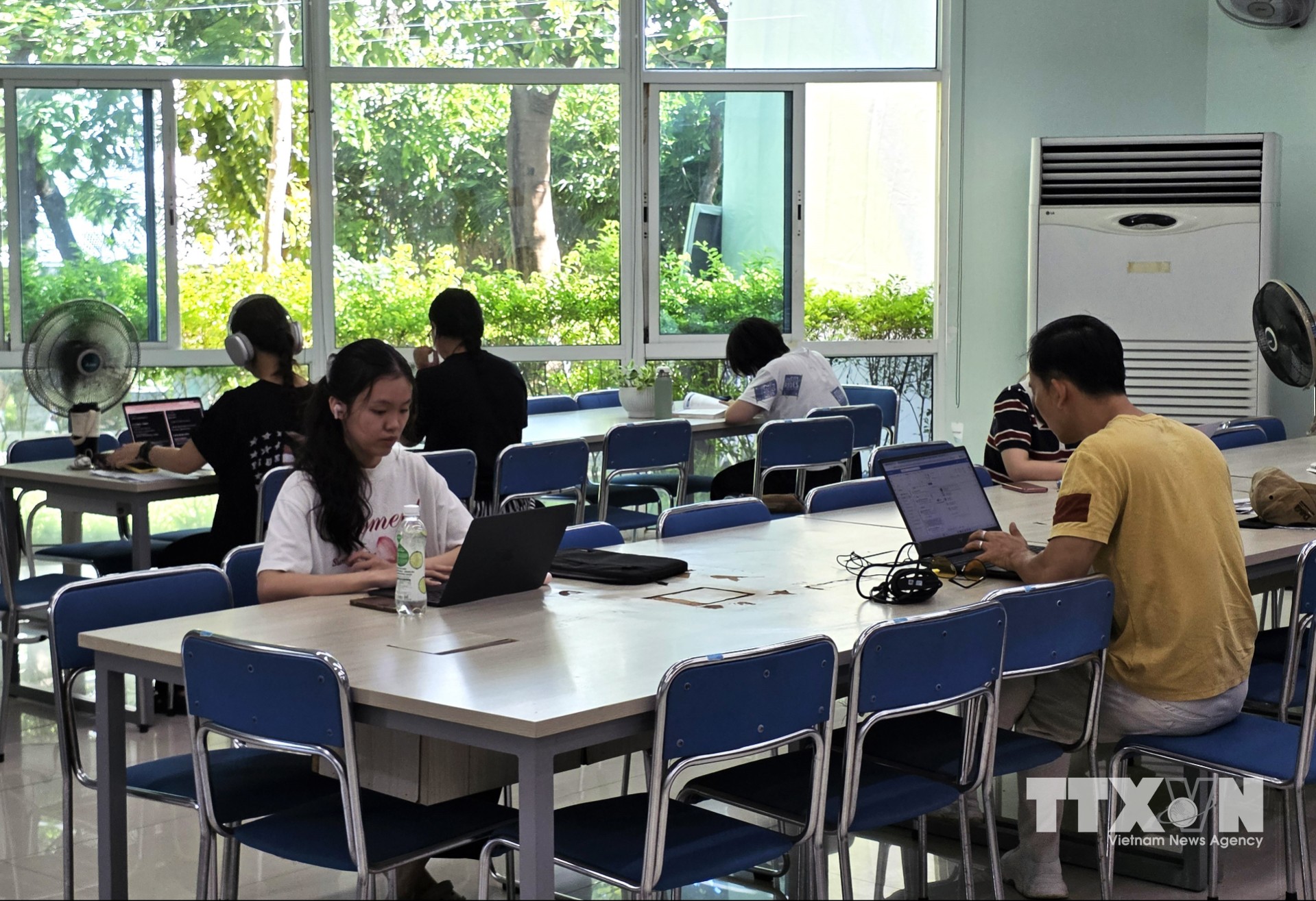 Bạn đọc sử dụng máy tính để học tập, nghiên cứu và khai thác thông tin tại Thư viện Đà Nẵng. (Ảnh: Trần Lê Lâm/TTXVN)